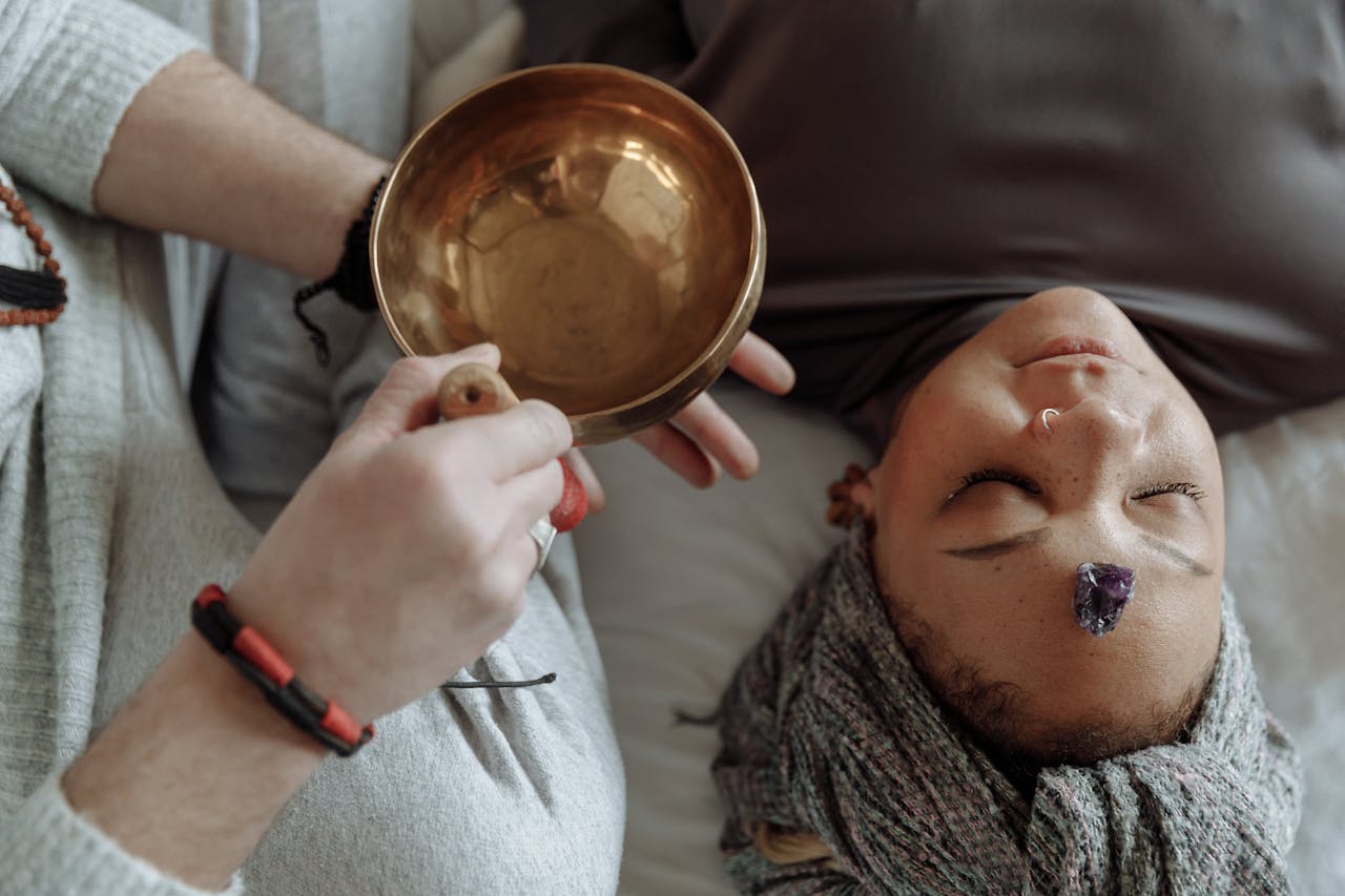 Séance à quatre mains avec Sandra et Julien, un bol tibétain au-dessus du corps