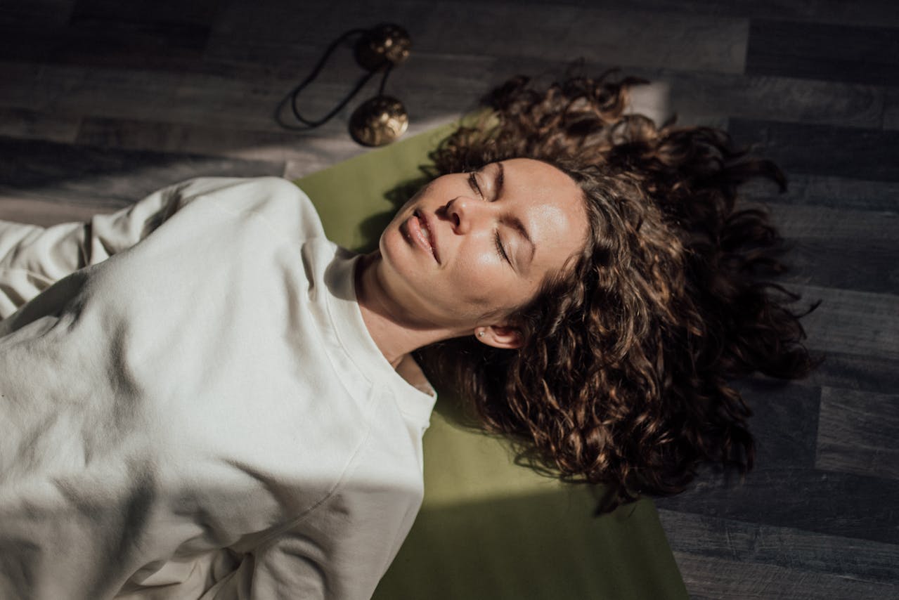 Voyage sonore en groupe, allongé au milieu des instruments