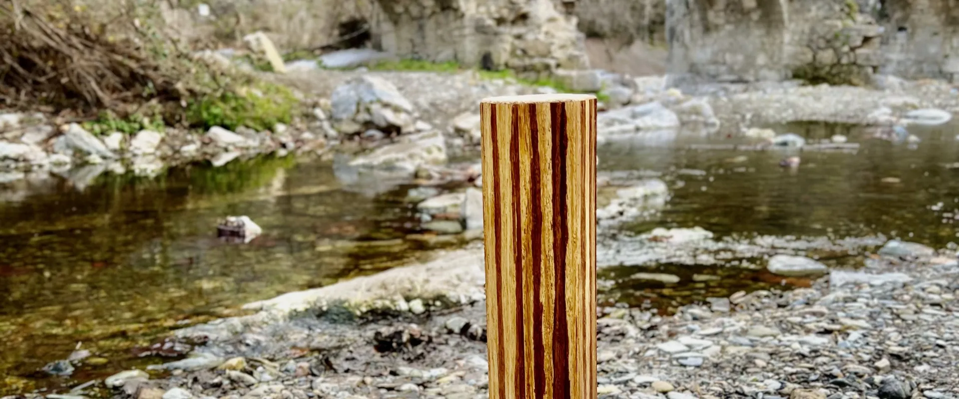Arbre de pluie artisanal Martin Klima en bambou, au bord d’une rivière