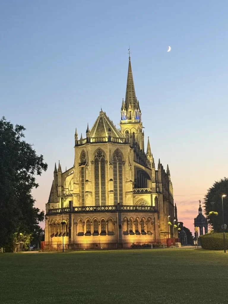 La basilique Notre-Dame de Bonsecours illuminée au crépuscule, près de Rouen