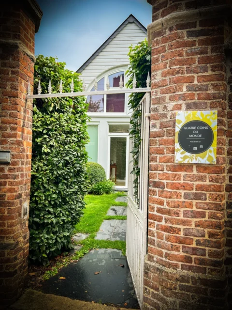 Portail d’entrée et jardin de Quatre Coins du Monde, rue Abbé Godefroy à Bonsecours