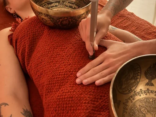 Diapason et bol tibétain posés sur le corps