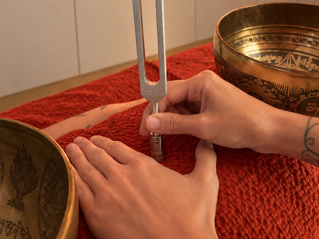 Diapason thérapeutique Diapason thérapeutique posé sur un point énergétique pendant Harmonie Divine près de Rouen