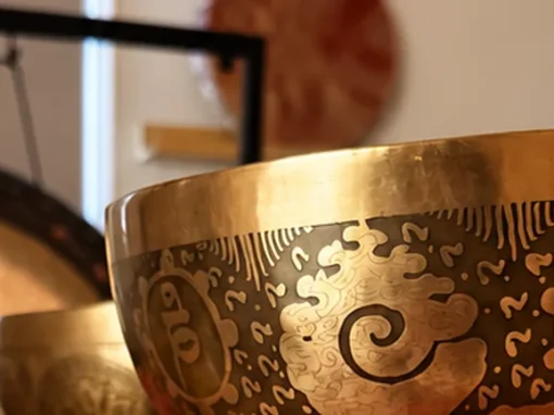 Bols tibétains et gong pendant une séance vibratoire à Bonsecours