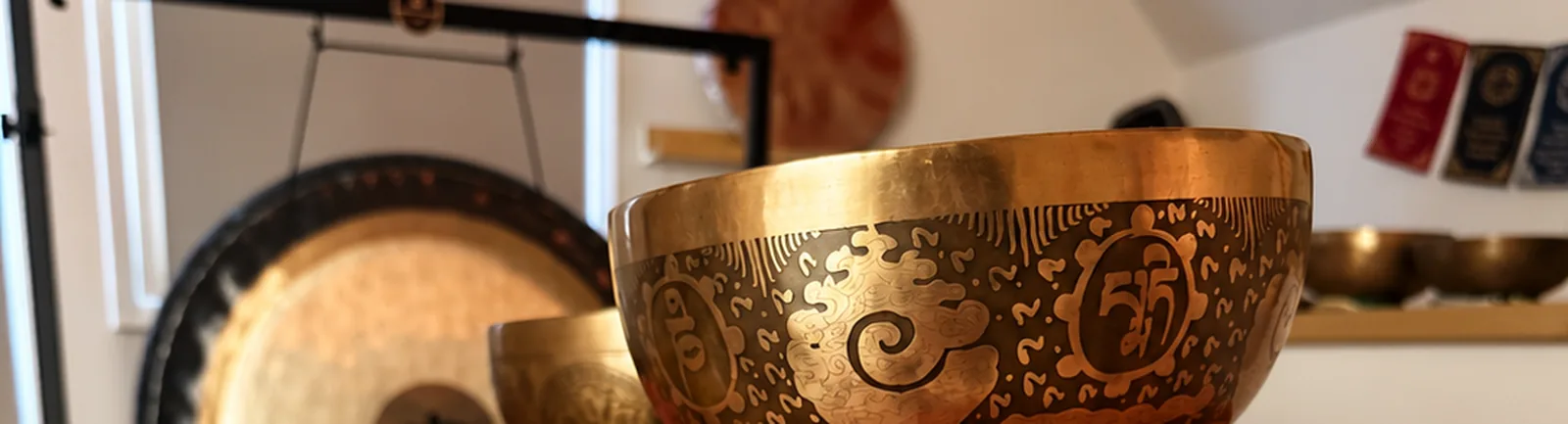 Gong et bol tibétain gravé posé sur le corps pendant Harmonie Divine à Bonsecours