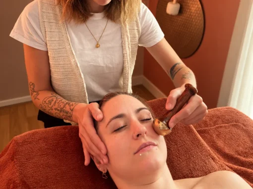 Massage ayurvédique du visage au Kansa Wand