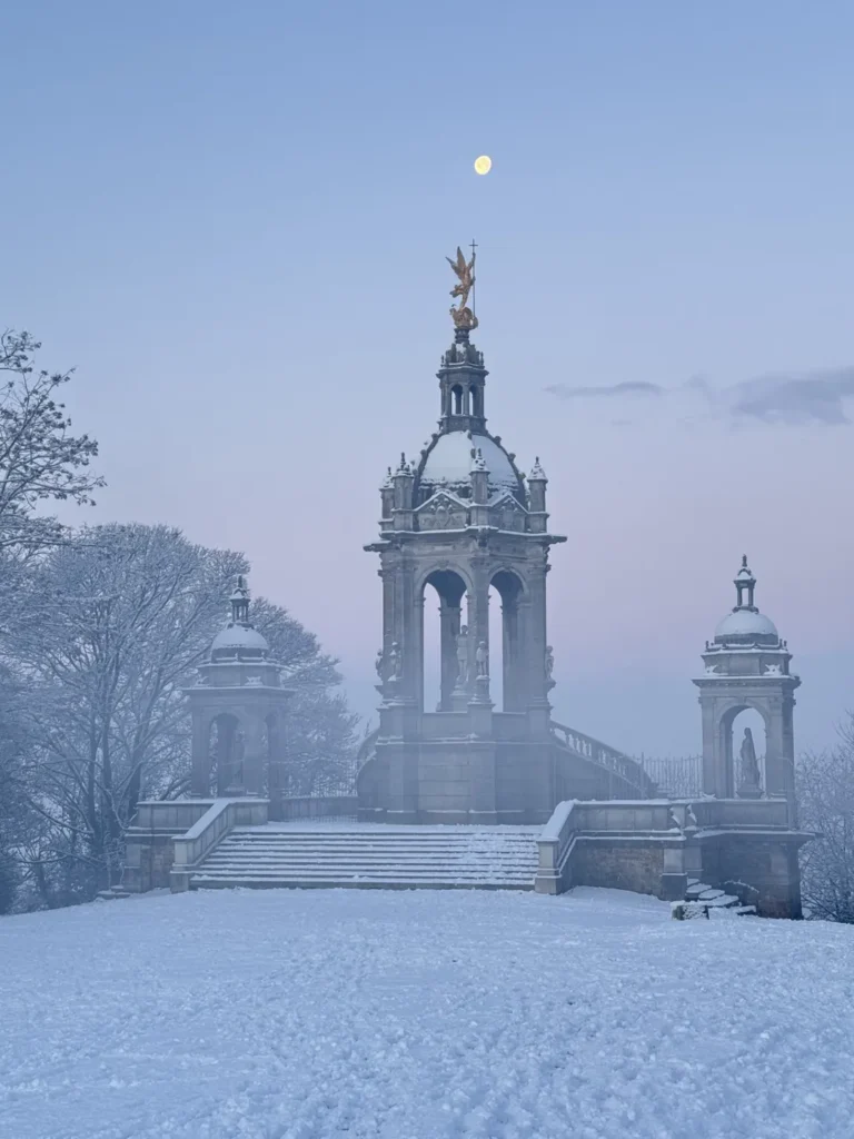 Le monument à Jeanne d’Arc de Bonsecours sous la neige, au clair de lune