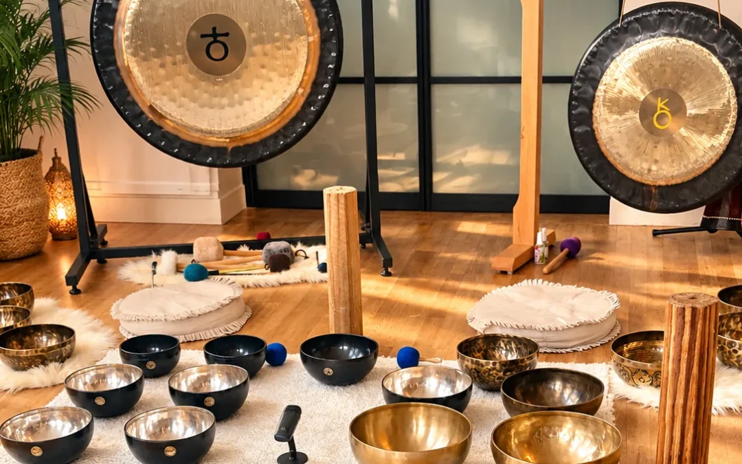 Salle préparée pour un voyage sonore avec gongs, bols tibétains et bols de cristal